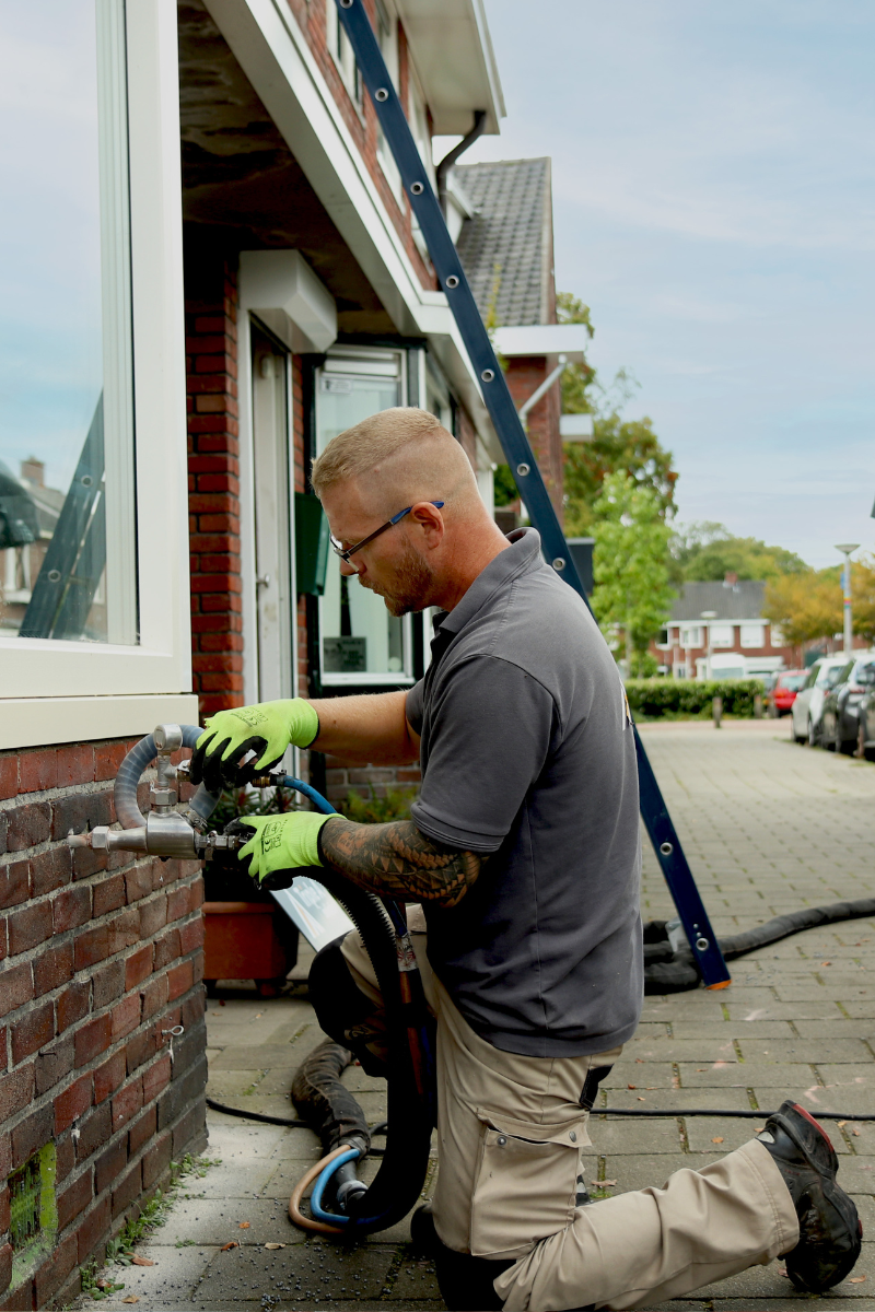 Meterkastcontrole bij woning om start verduurzaming te ondersteunen, met ladder tegen gevel.